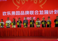 今年是鑫荣懋集团25周年庆典。公司与各合作伙伴签署战略合作协议。/ Joy Wing Mau is celebrating it's 25th anniversary this year.  The company hosted a Strategic Cooperation Signing Ceremony with different partners.